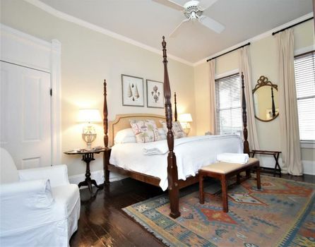 Simonton Court Historic Inn & Cottages