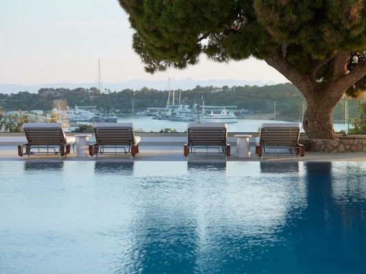 The Roc Club, A Hotel to Live