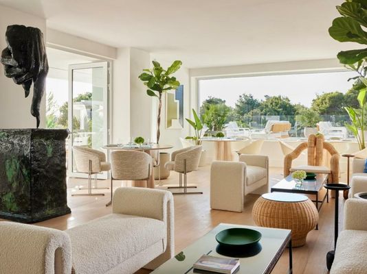 The Roc Club, A Hotel to Live