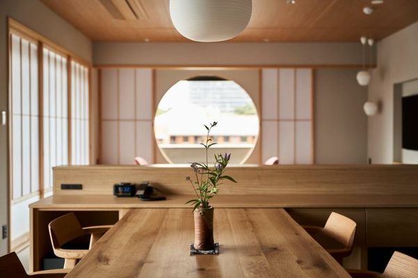 Ryokan Asukasou at the entrancne of Nara park