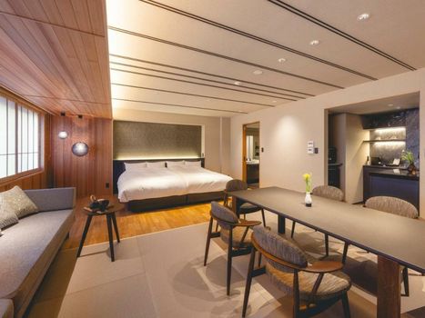 Ryokan Asukasou at the entrancne of Nara park