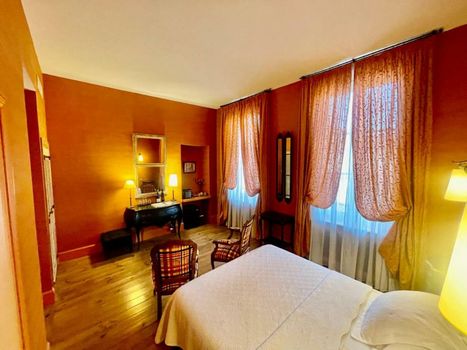 Demeure Saint Louis Historic manor, City 700m, free parking,A C,Clim,WIFI, city view, Garden