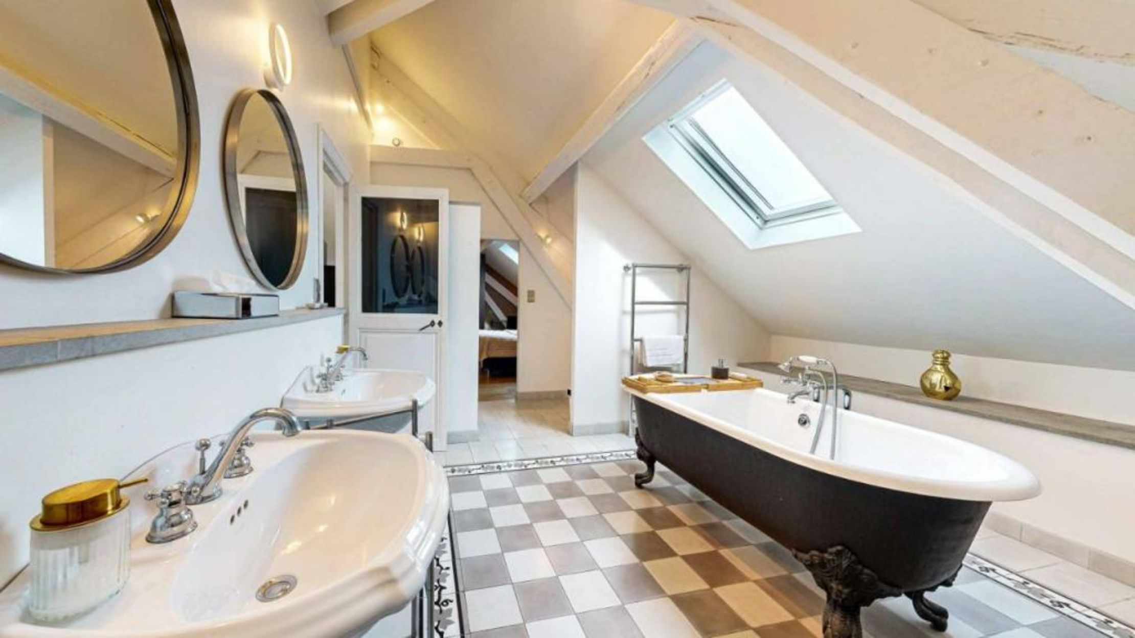 Demeure Saint Louis Historic manor, City 700m, free parking,A C,Clim,WIFI, city view, Garden