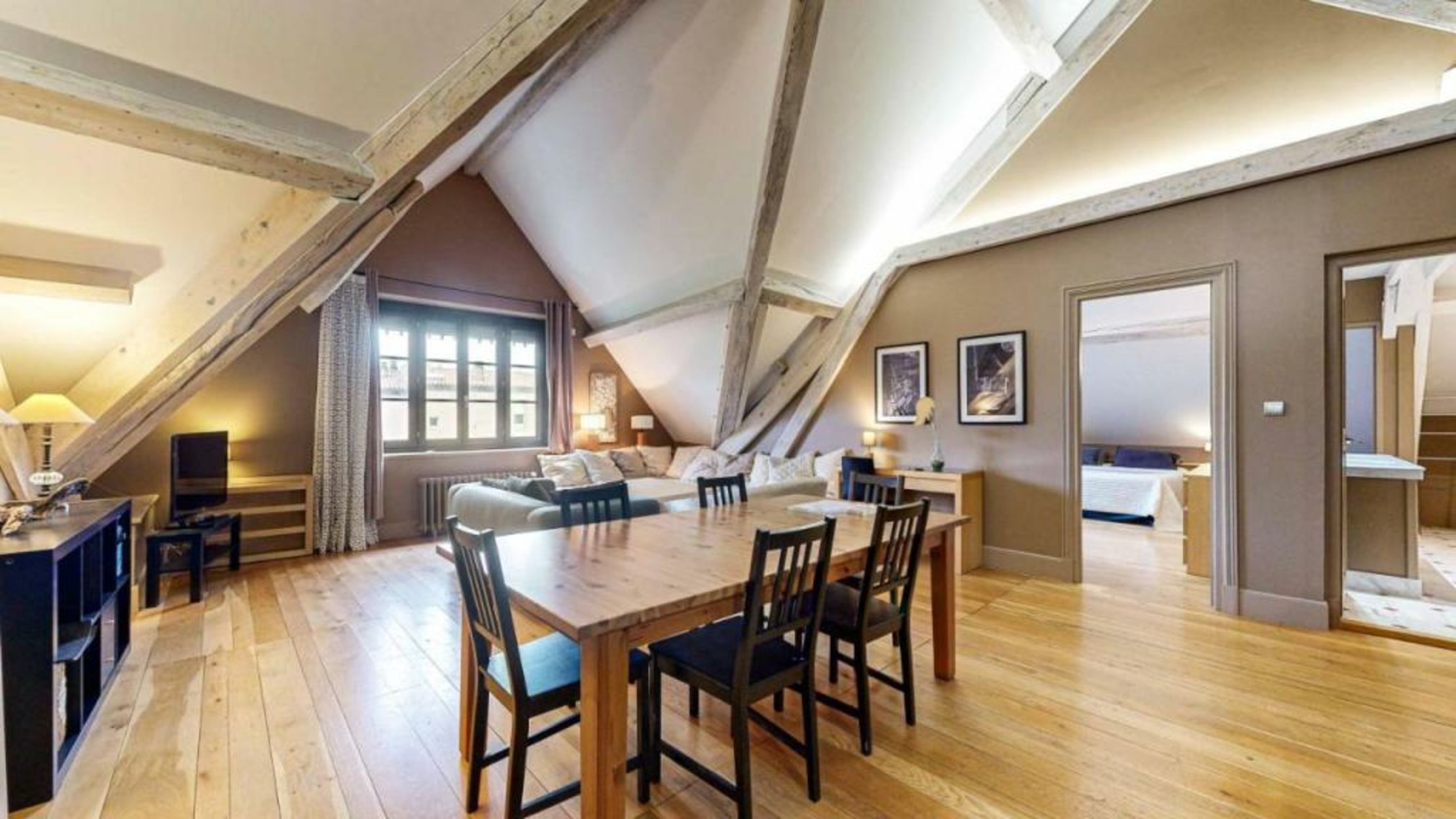 Demeure Saint Louis Historic manor, City 700m, free parking,A C,Clim,WIFI, city view, Garden
