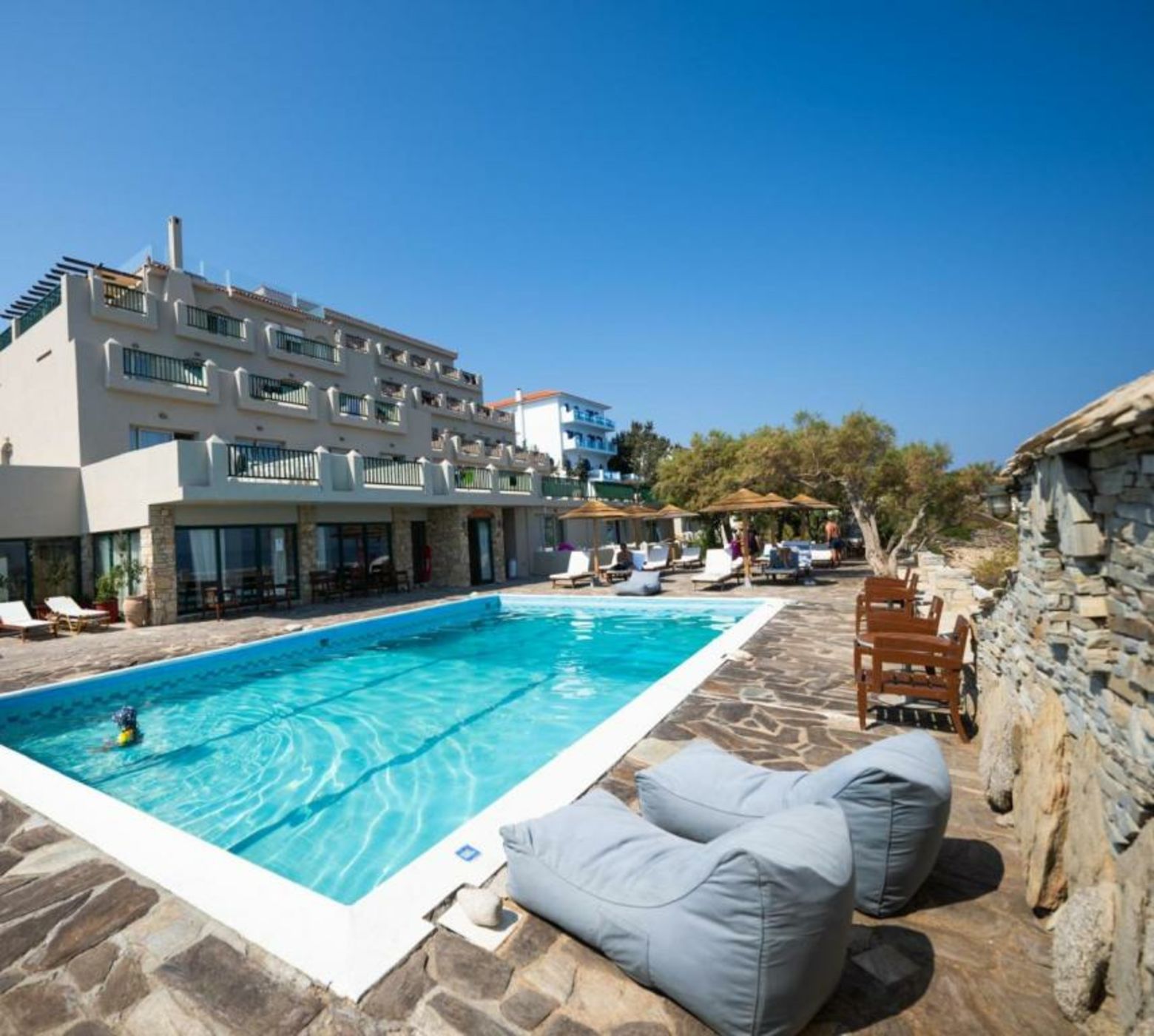 Cavos Bay Hotel & Studios