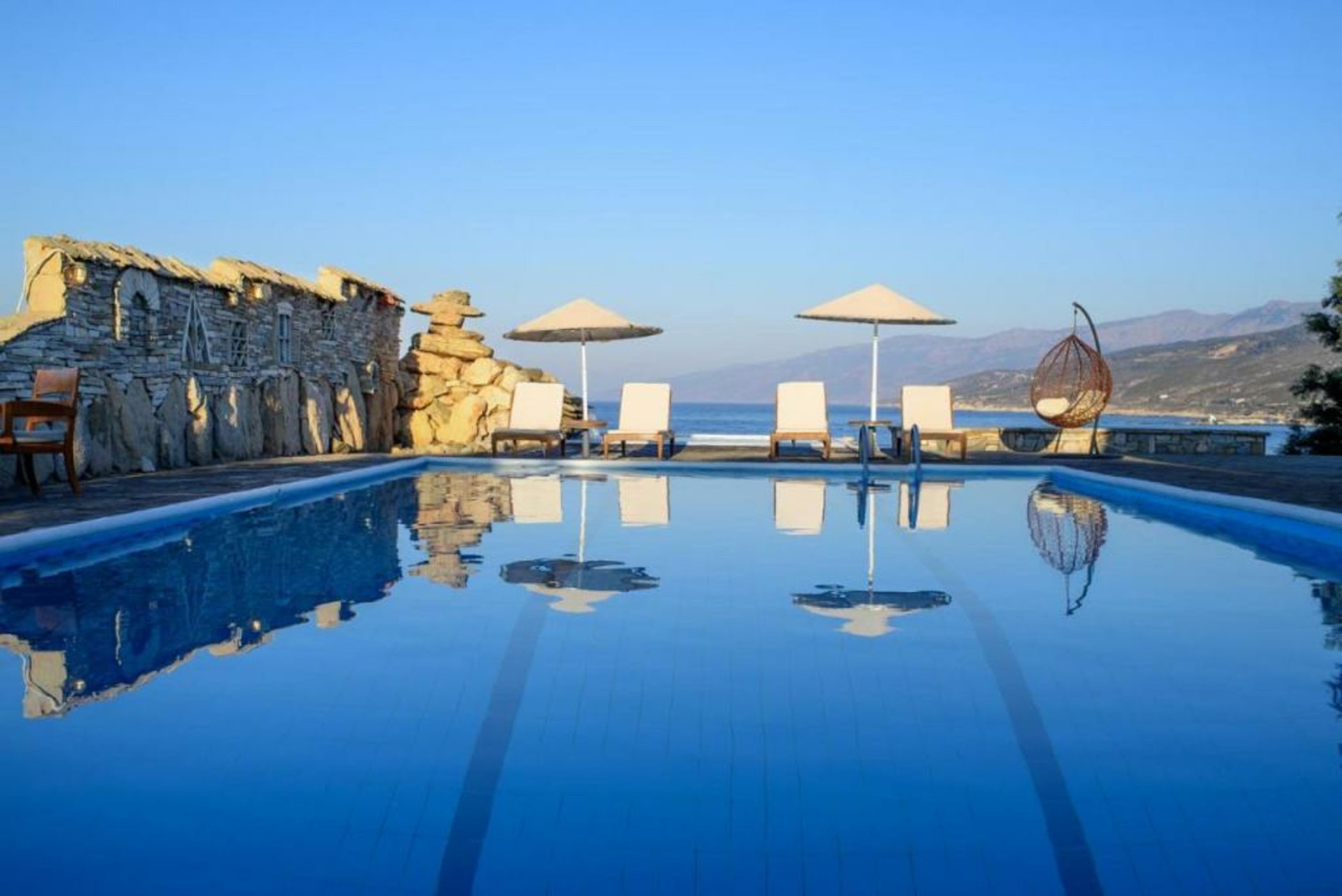 Cavos Bay Hotel & Studios
