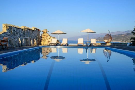 Cavos Bay Hotel & Studios