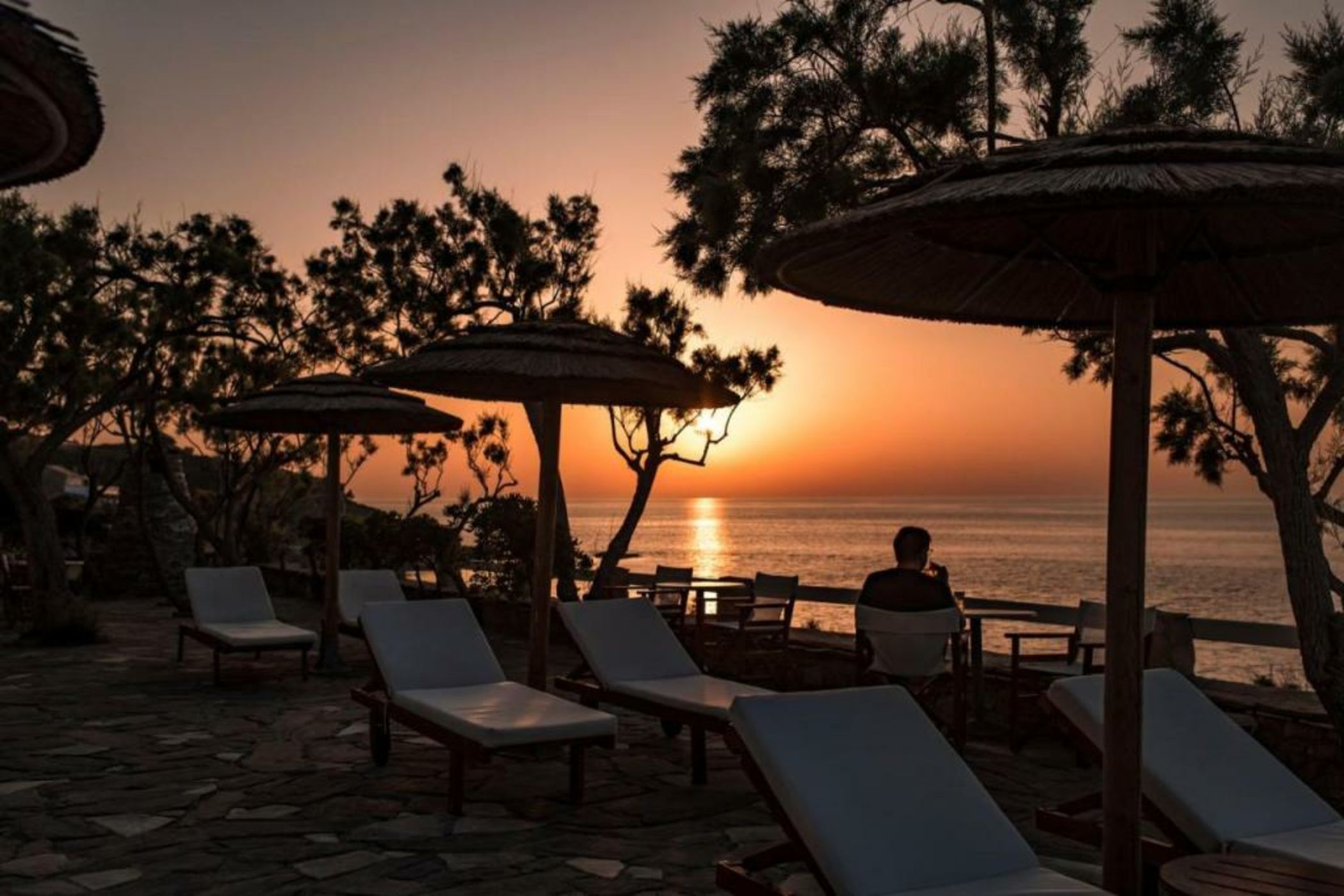 Cavos Bay Hotel & Studios