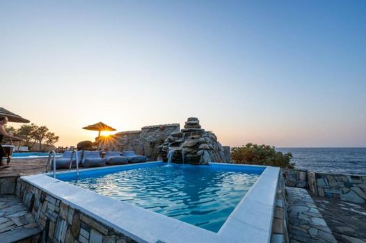Cavos Bay Hotel & Studios