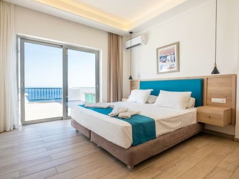 Cavos Bay Hotel & Studios