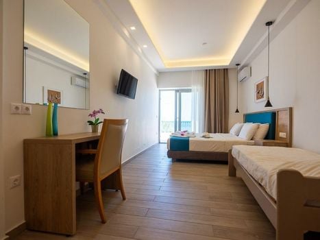 Cavos Bay Hotel & Studios