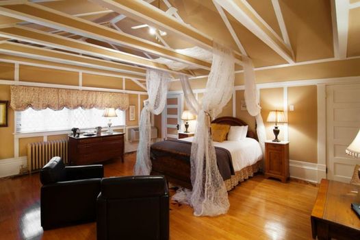 Leaside Manor