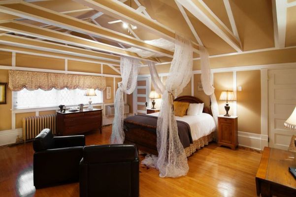 Leaside Manor