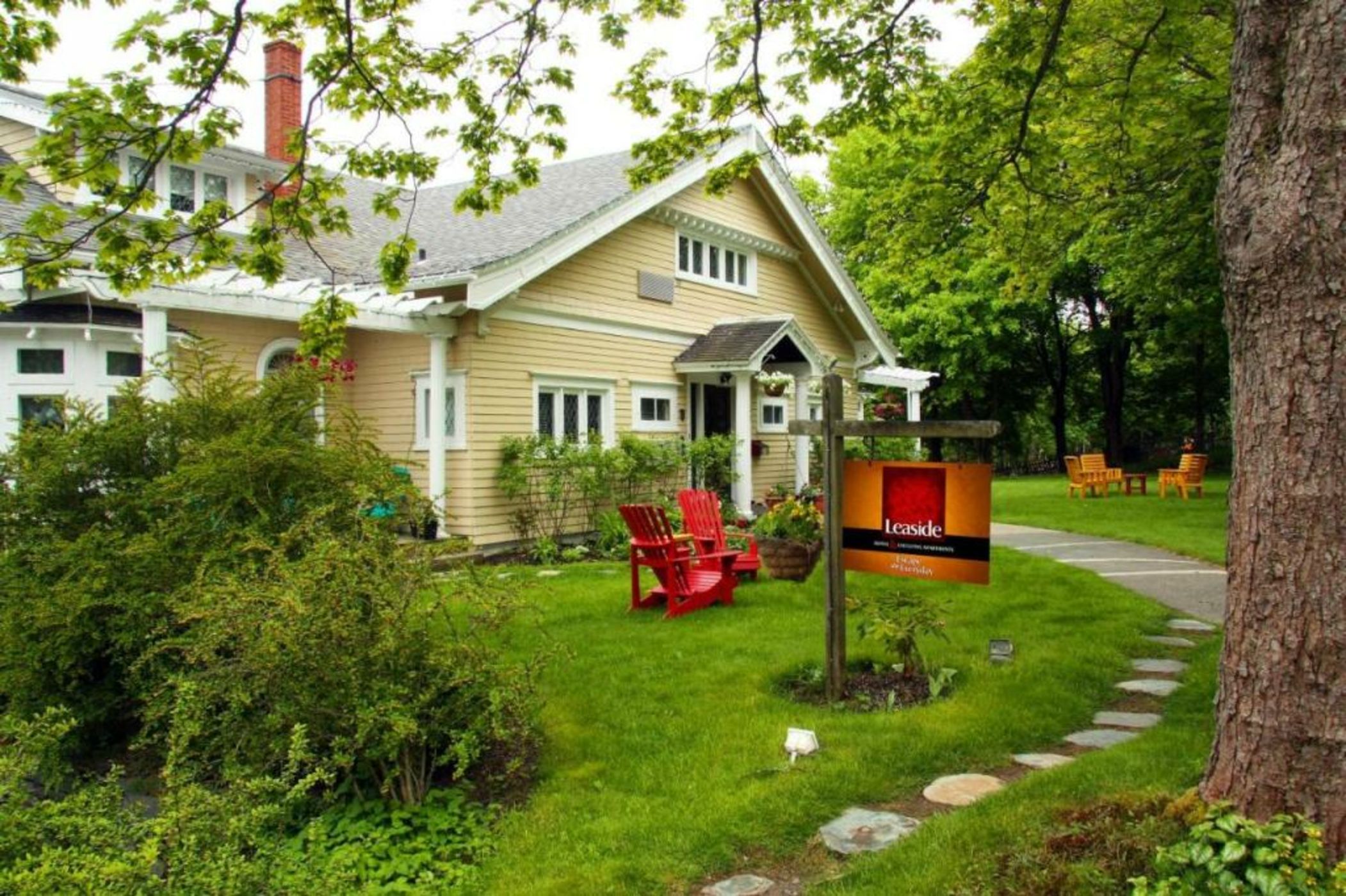 Leaside Manor