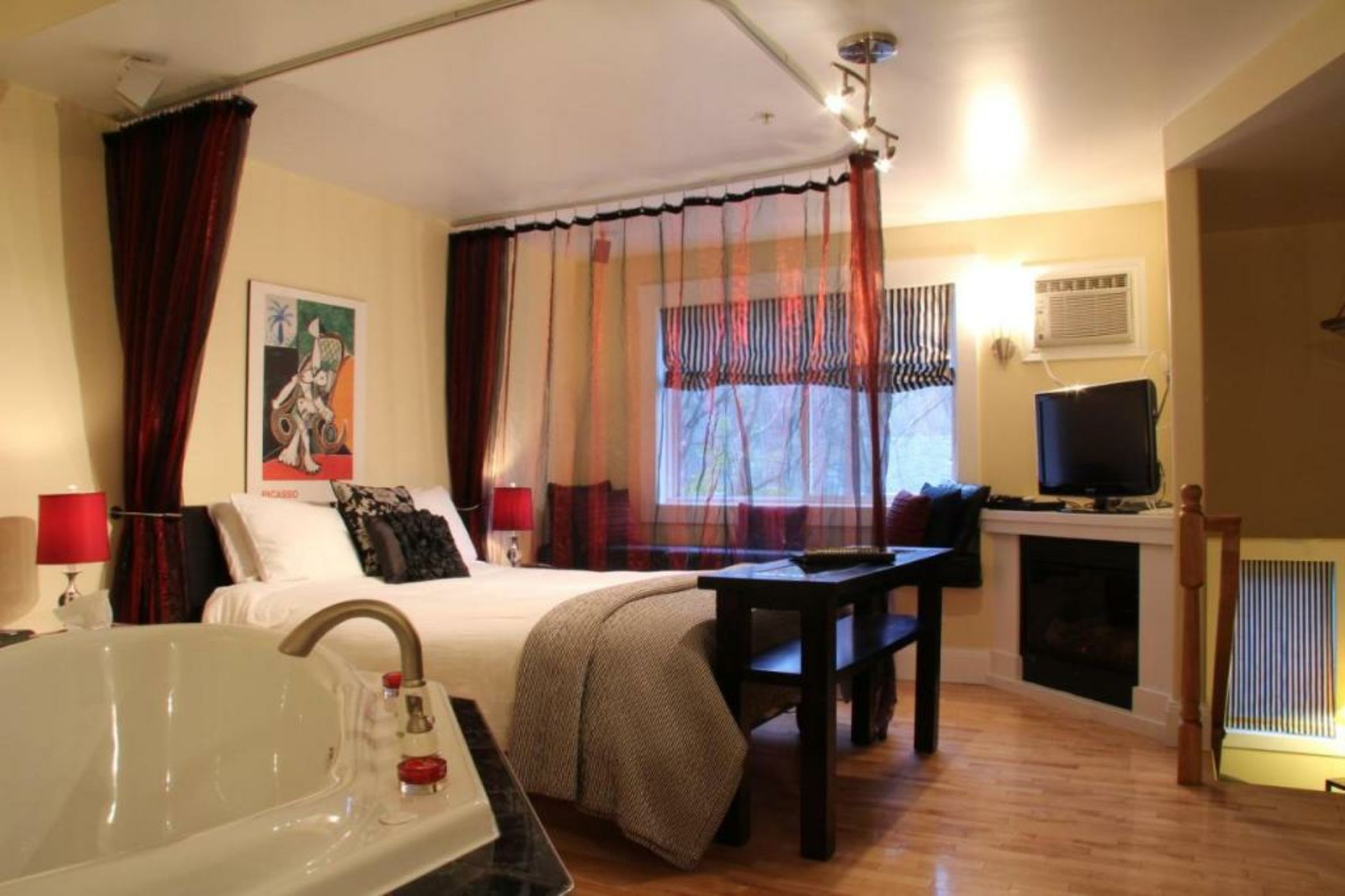 Leaside Manor