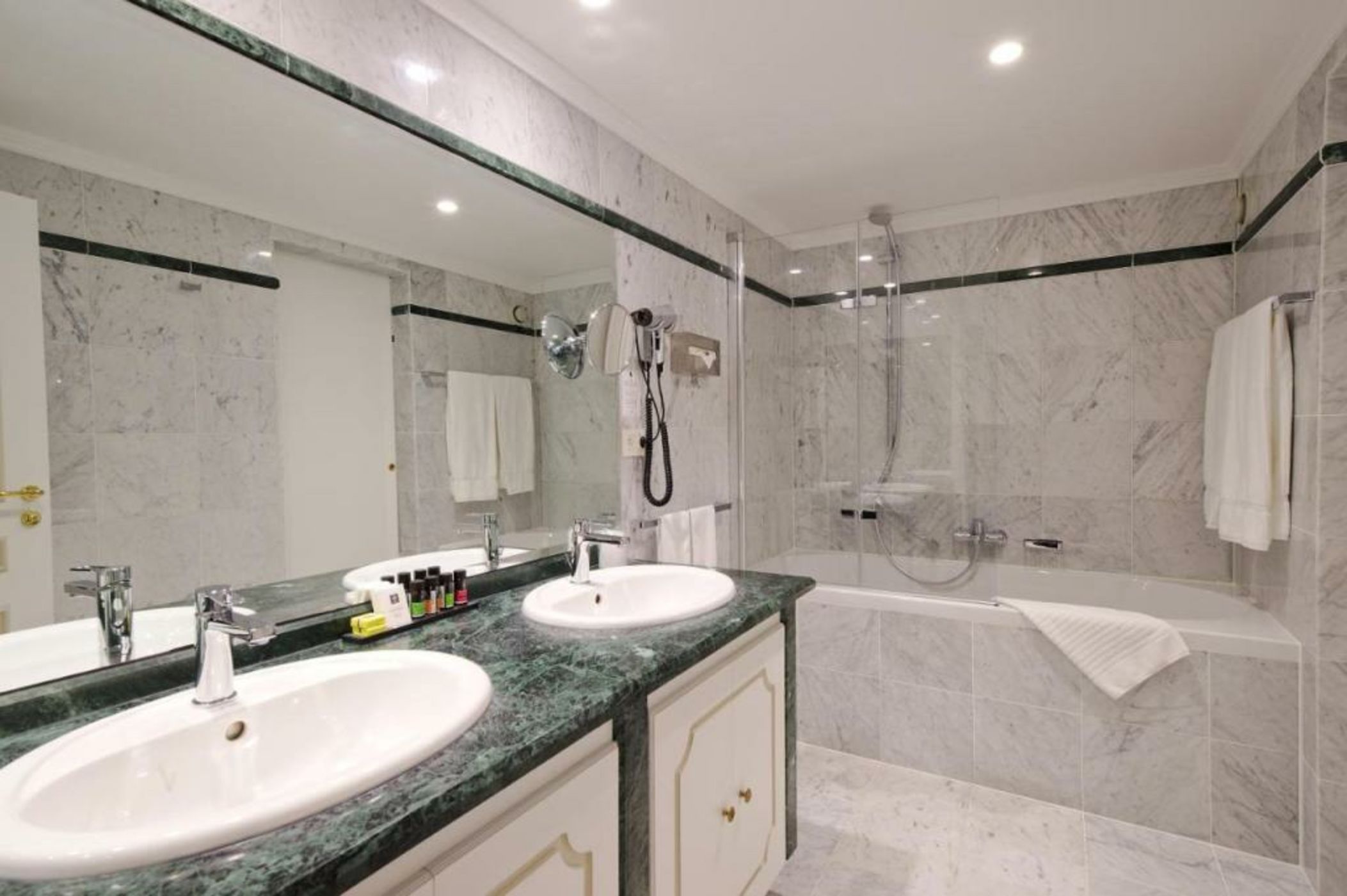 Hotel Manos Premier