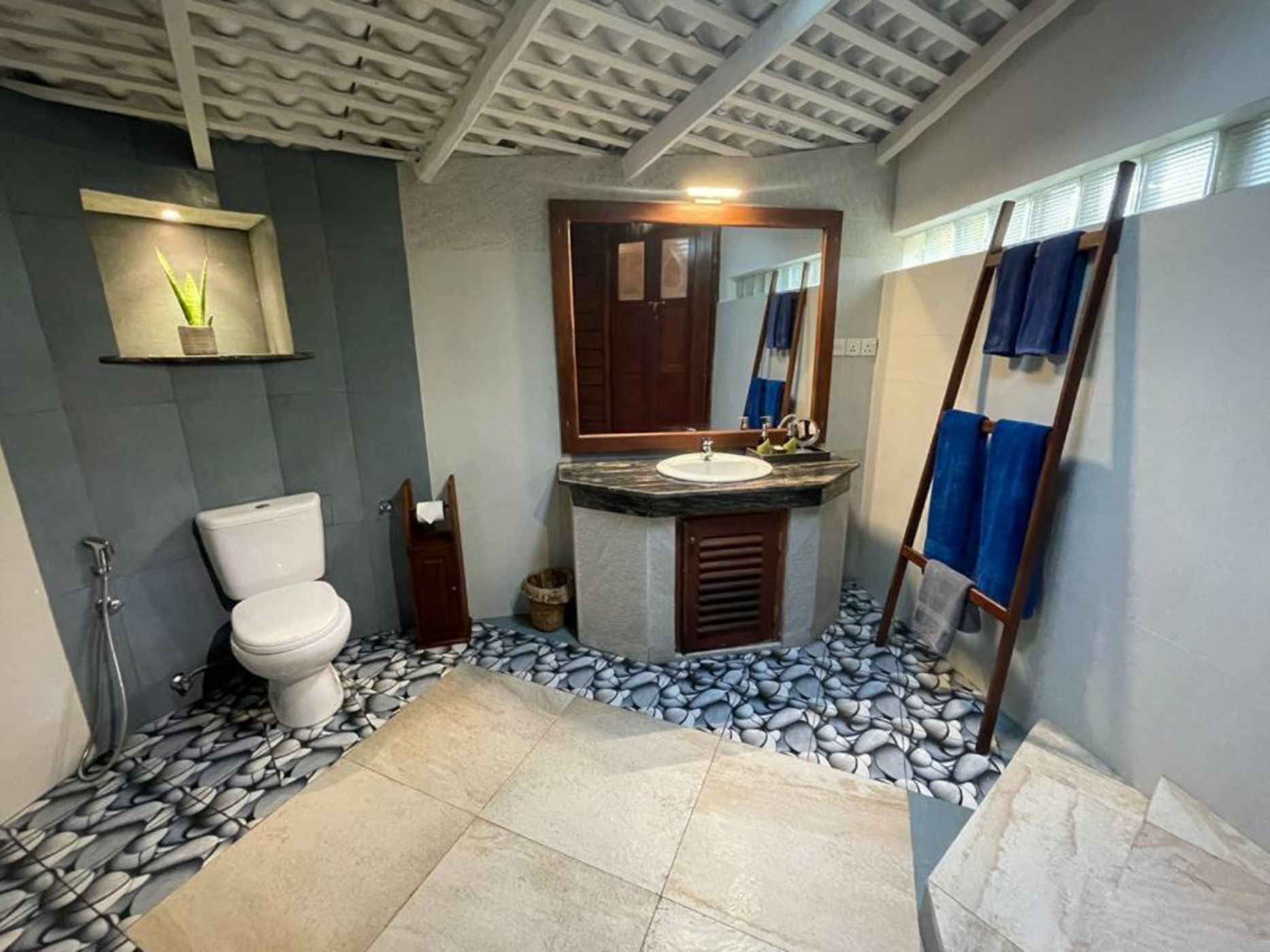 Rockside Cabanas Hotel