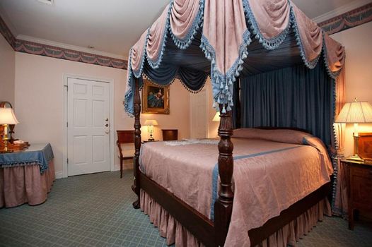 Monmouth Historic Inn