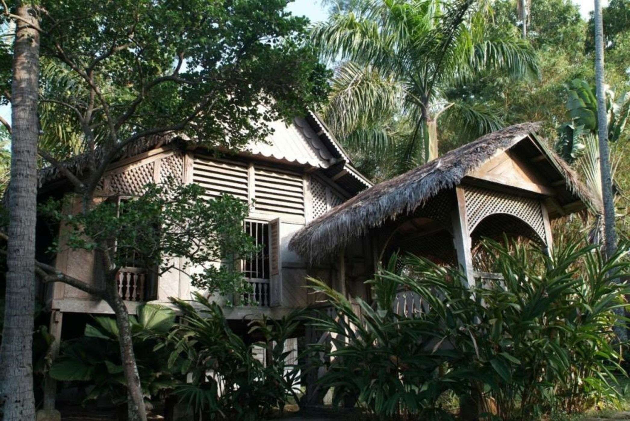 Bon Ton Antique Wooden Villas