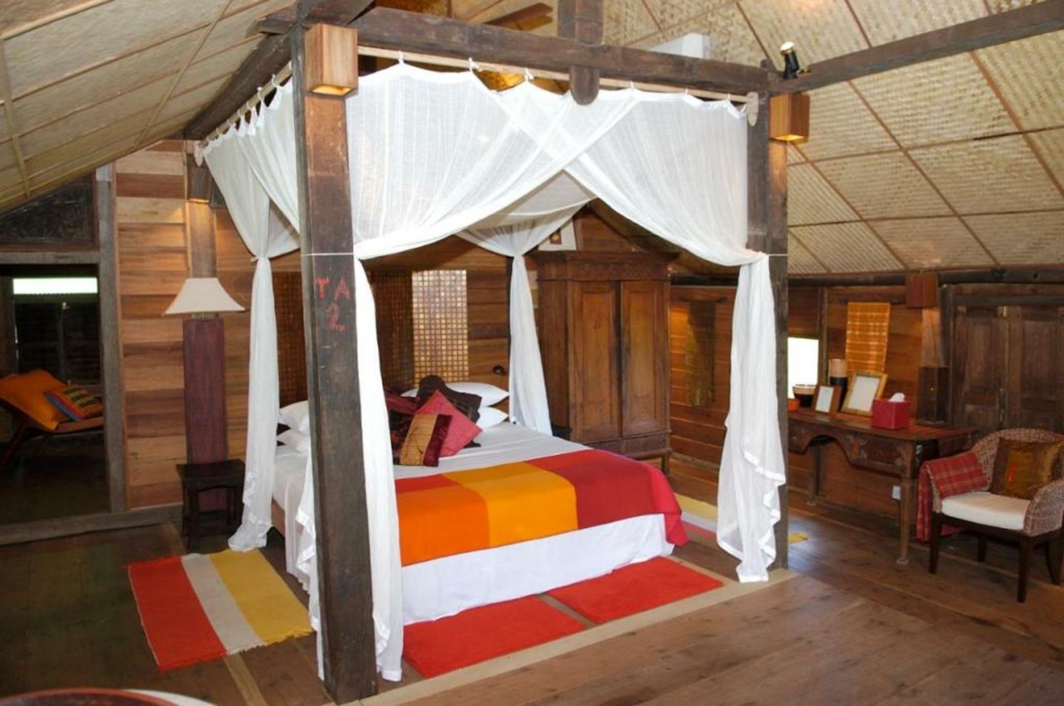 Bon Ton Antique Wooden Villas