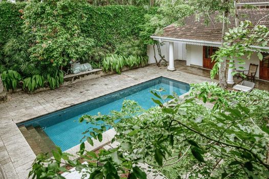 Maniumpathy Hotel