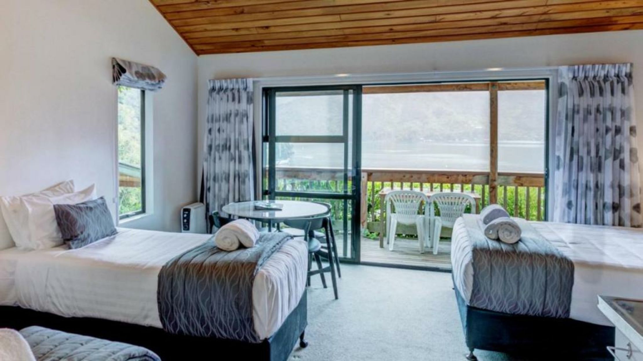 Lochmara Lodge - 20mins by boat from Picton