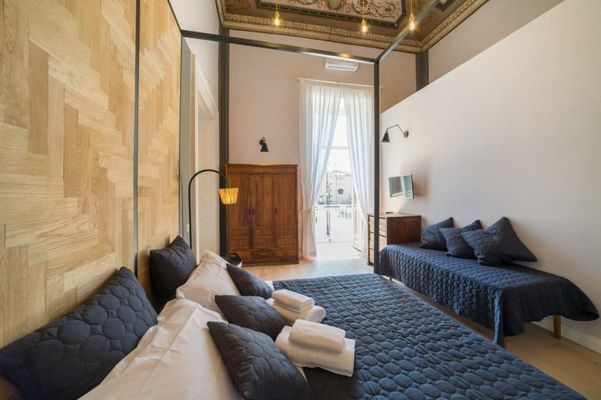 The Dante House by House In Naples