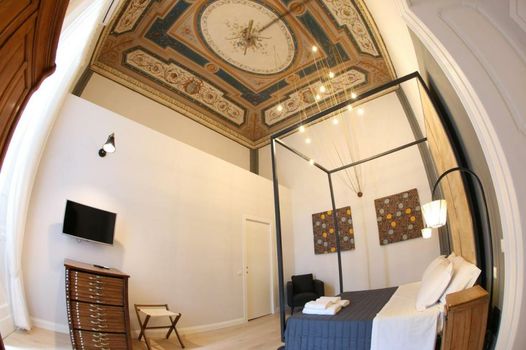The Dante House by House In Naples