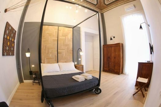 The Dante House by House In Naples