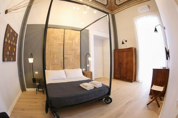 The Dante House by House In Naples