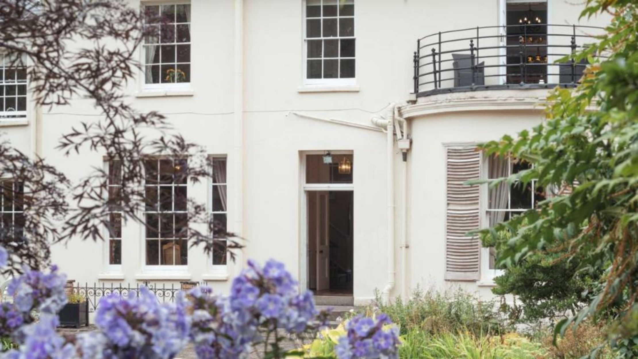 Pantybeiliau House Bed & Breakfast