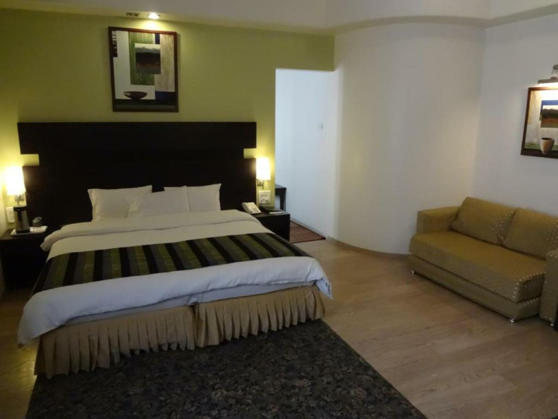 Chateau Windsor Hotel - Marine Drive