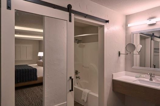 Fredericksburg Inn and Suites