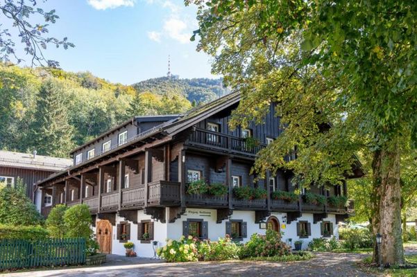 Romantik Hotel Die Gersberg Alm mit Panoramablick auf Salzburg und Outdoor Pool ab Mai