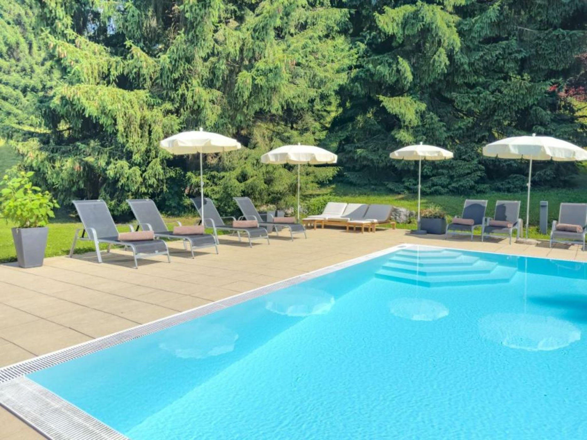 Romantik Hotel Die Gersberg Alm mit Panoramablick auf Salzburg und Outdoor Pool ab Mai