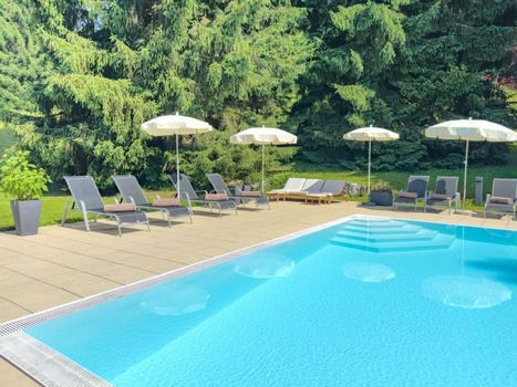 Romantik Hotel Die Gersberg Alm mit Panoramablick auf Salzburg und Outdoor Pool ab Mai