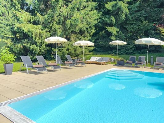 Romantik Hotel Die Gersberg Alm mit Panoramablick auf Salzburg und Outdoor Pool ab Mai
