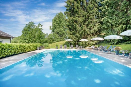 Romantik Hotel Die Gersberg Alm mit Panoramablick auf Salzburg und Outdoor Pool ab Mai