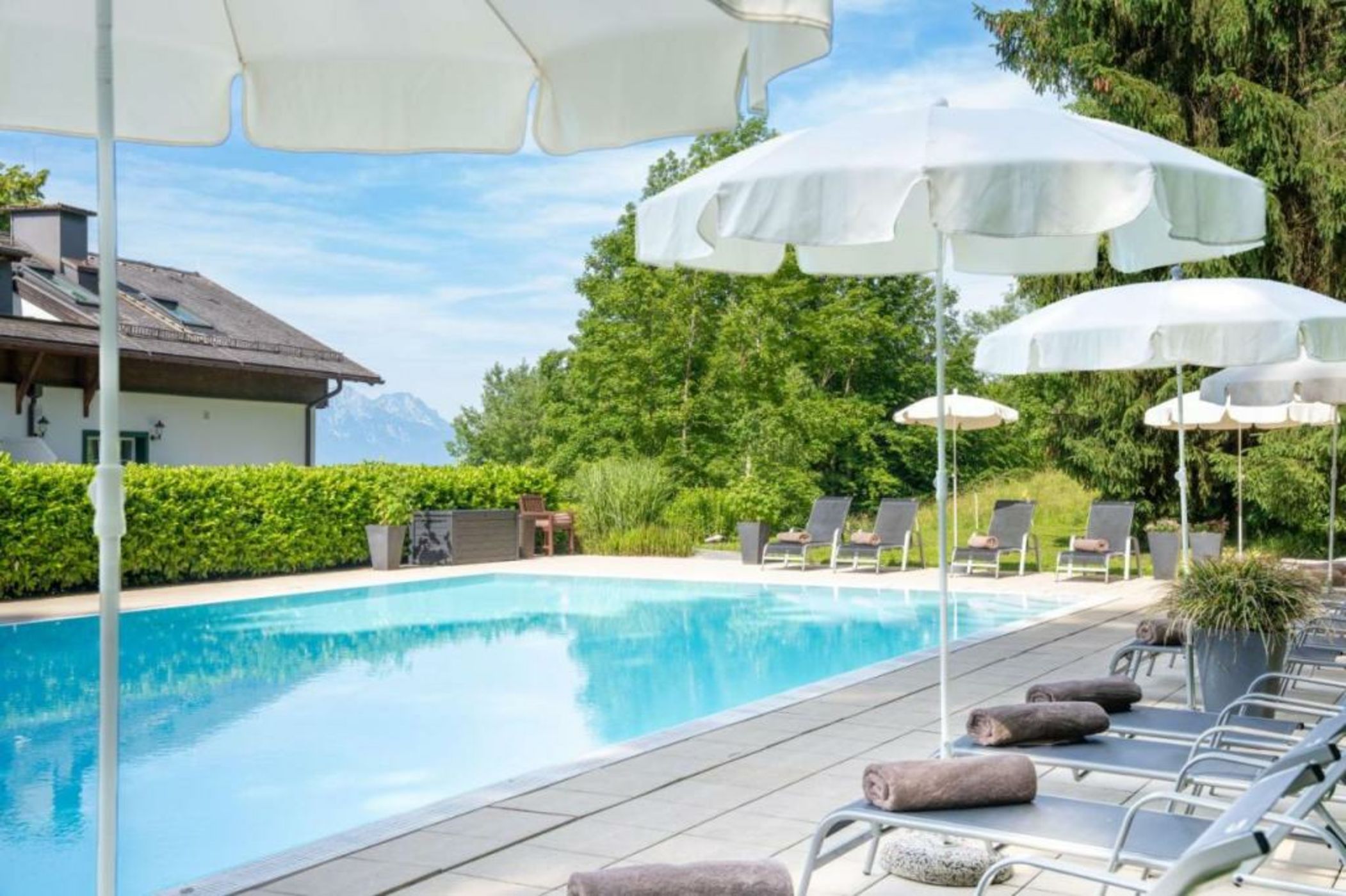 Romantik Hotel Die Gersberg Alm mit Panoramablick auf Salzburg und Outdoor Pool ab Mai
