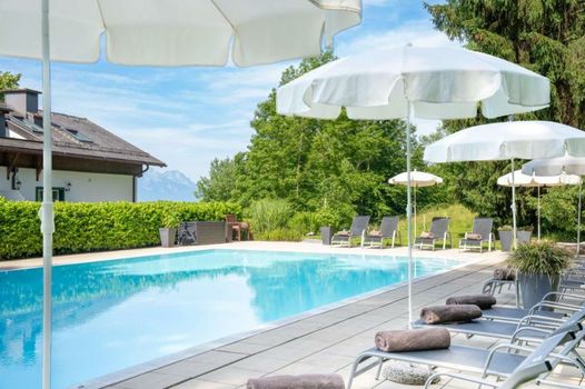 Romantik Hotel Die Gersberg Alm mit Panoramablick auf Salzburg und Outdoor Pool ab Mai