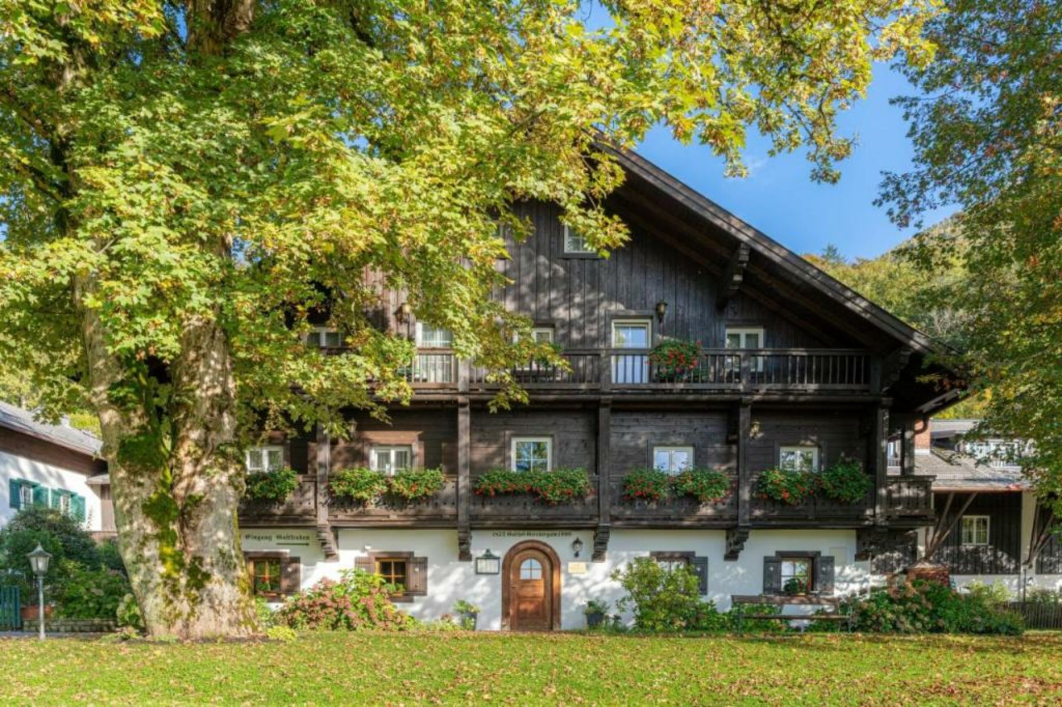 Romantik Hotel Die Gersberg Alm mit Panoramablick auf Salzburg und Outdoor Pool ab Mai