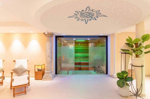 Romantik Hotel Die Gersberg Alm mit Panoramablick auf Salzburg und Outdoor Pool ab Mai