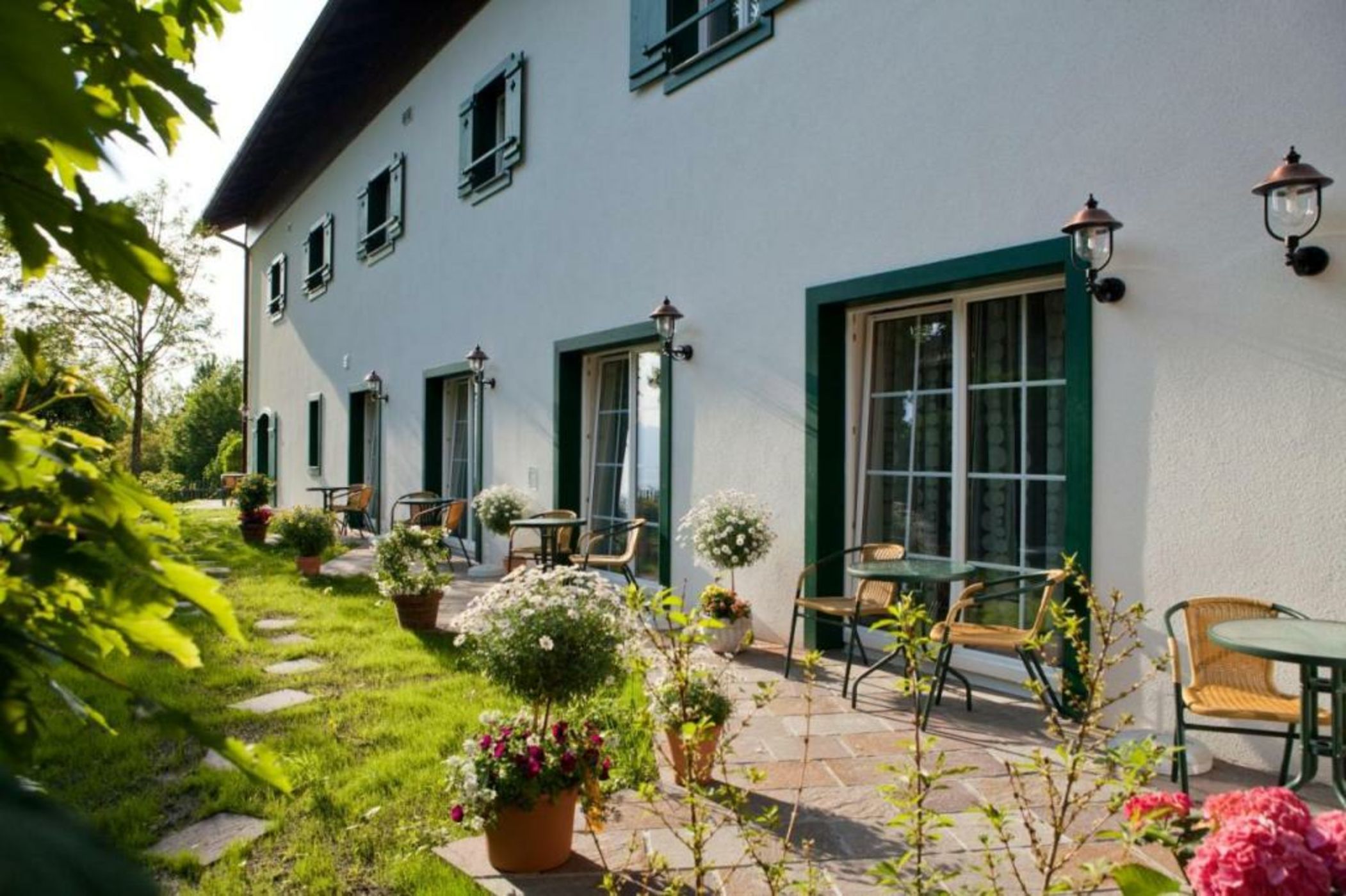 Romantik Hotel Die Gersberg Alm mit Panoramablick auf Salzburg und Outdoor Pool ab Mai