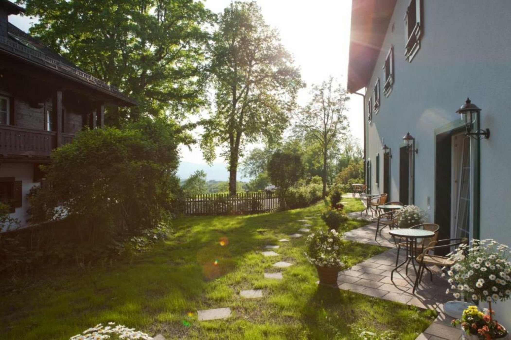 Romantik Hotel Die Gersberg Alm mit Panoramablick auf Salzburg und Outdoor Pool ab Mai