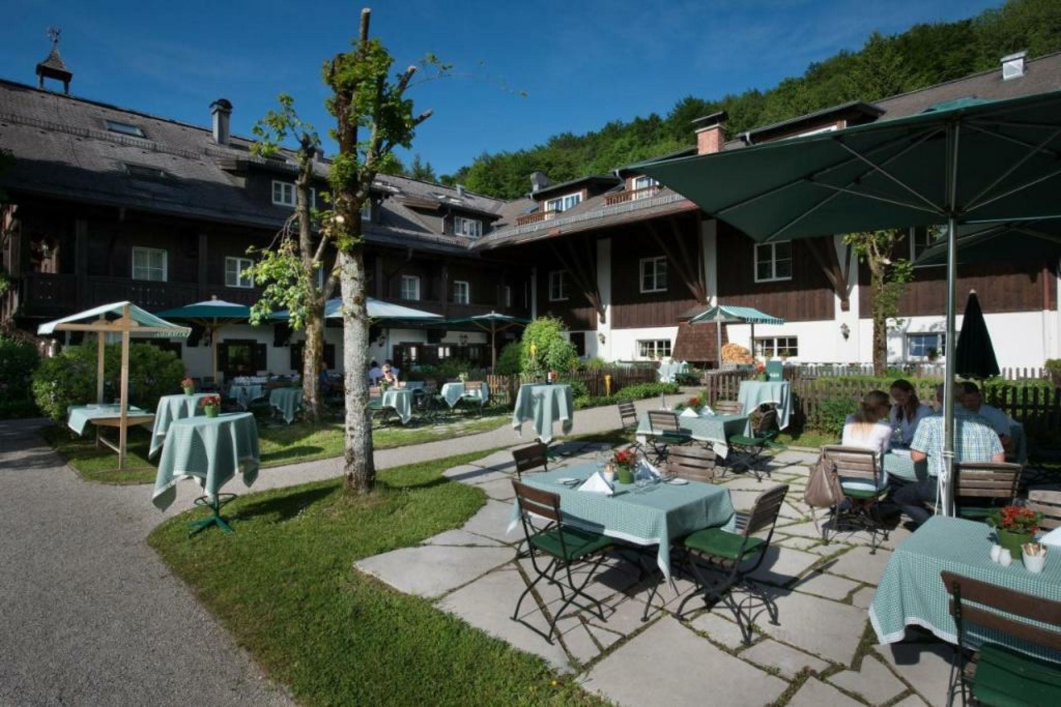 Romantik Hotel Die Gersberg Alm mit Panoramablick auf Salzburg und Outdoor Pool ab Mai