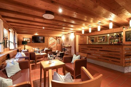 Romantik Hotel Die Gersberg Alm mit Panoramablick auf Salzburg und Outdoor Pool ab Mai