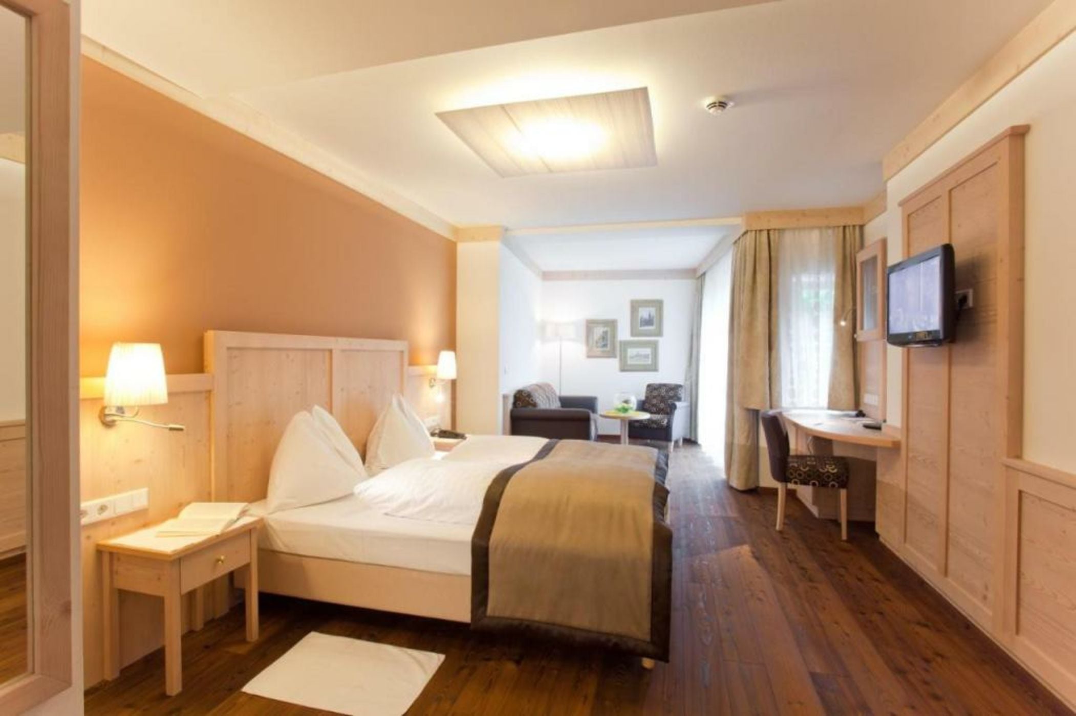 Romantik Hotel Die Gersberg Alm mit Panoramablick auf Salzburg und Outdoor Pool ab Mai