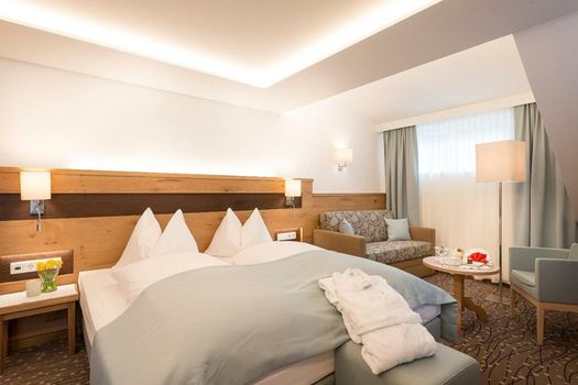 Romantik Hotel Die Gersberg Alm mit Panoramablick auf Salzburg und Outdoor Pool ab Mai