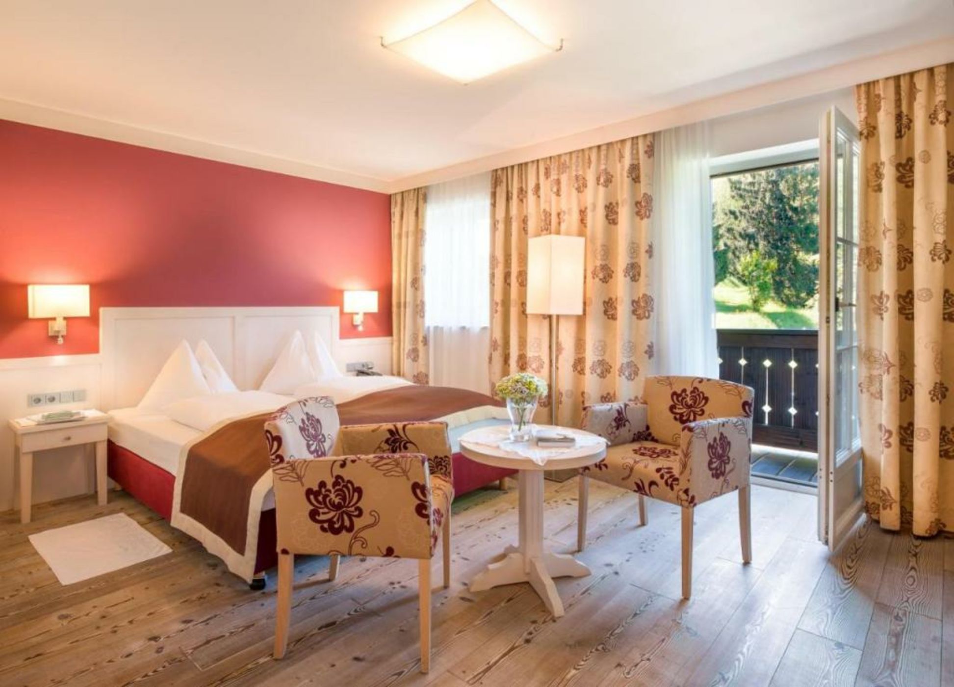 Romantik Hotel Die Gersberg Alm mit Panoramablick auf Salzburg und Outdoor Pool ab Mai