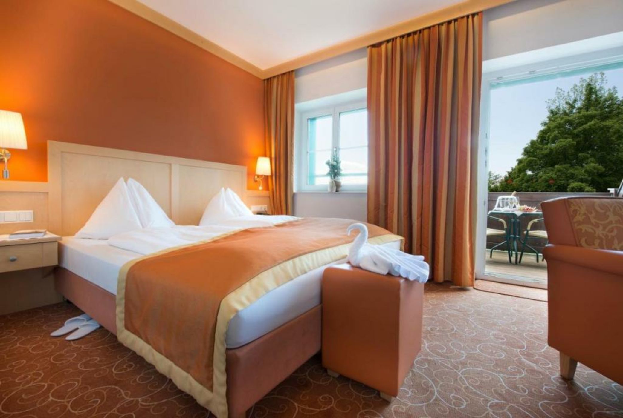 Romantik Hotel Die Gersberg Alm mit Panoramablick auf Salzburg und Outdoor Pool ab Mai